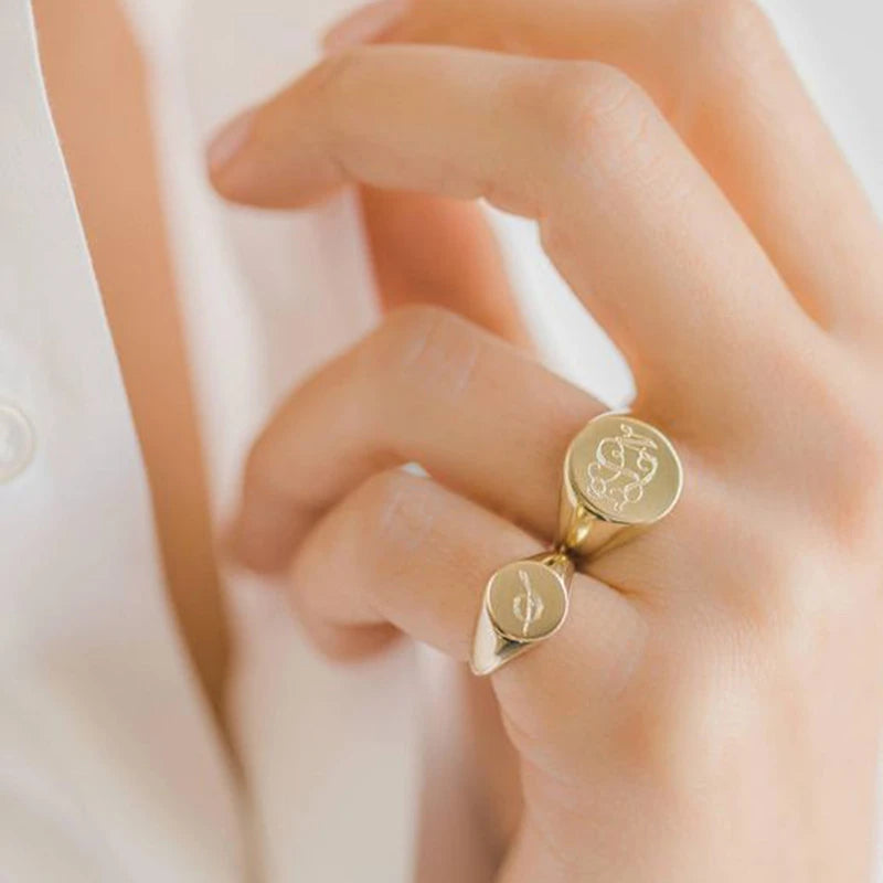 2023 Fashion Personalized Initial Signet Ring for Women Minimalist Alphabet Stamp Statement Ring Blogger Loves Unique Gift