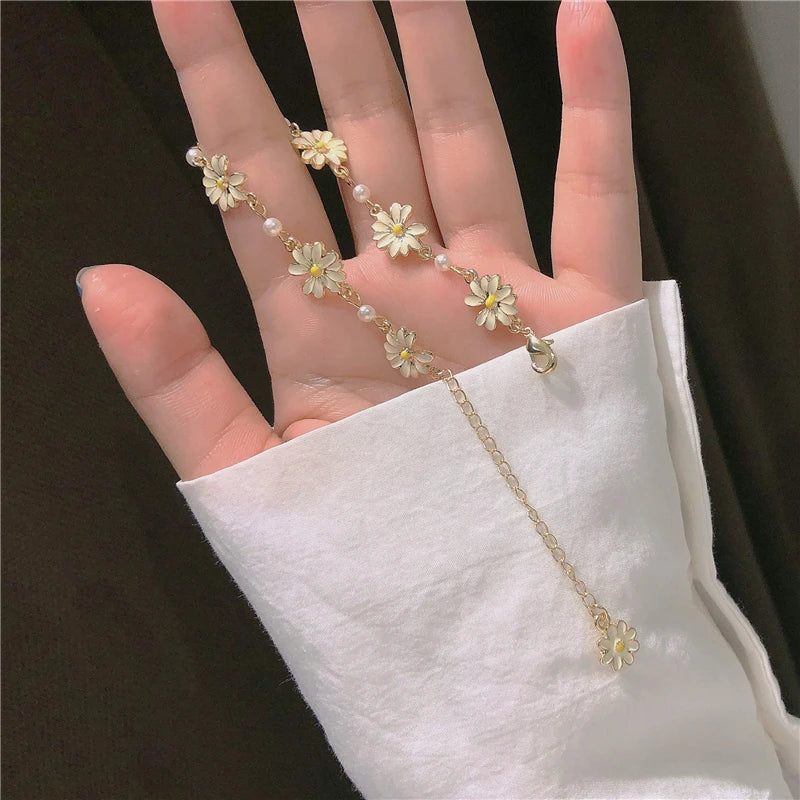 Fashion Sweet Daisy Flower Bracelets Personality Minimalist Flowers Pearl Bracelet Women Party Banquet Statement Jewelry Gift