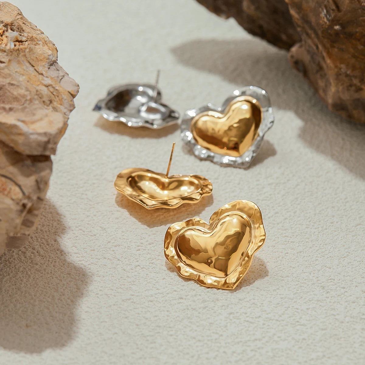 Uworld Simple Classic Two Tone Hammer Pattern Fat Drum Heart Ear Studs 18K Gold Color Plated Stainless Steel Ruffle Heart Earrin