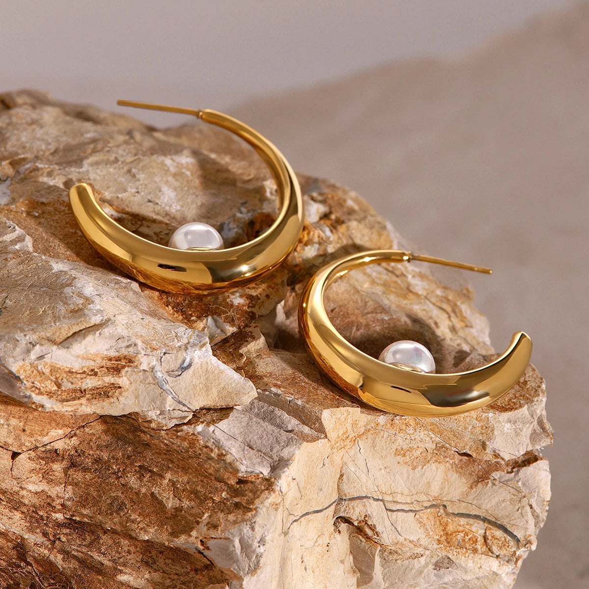 Uworld Stainless Steel 18k Gold Platinum PVD Plated Shell Pearl Dynamism Earrings Daily Finger Jewelry Bijoux for Women