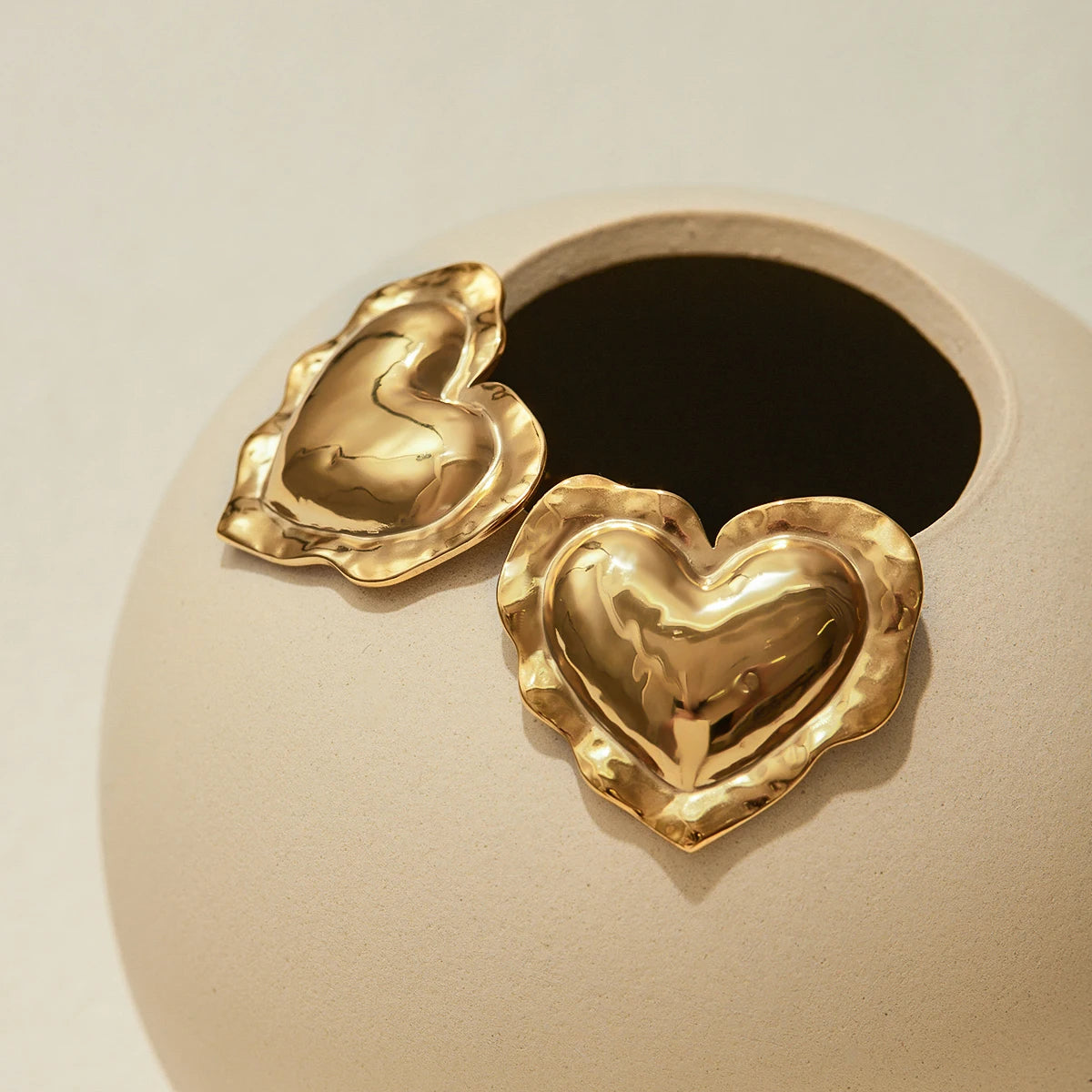 Uworld Simple Classic Two Tone Hammer Pattern Fat Drum Heart Ear Studs 18K Gold Color Plated Stainless Steel Ruffle Heart Earrin