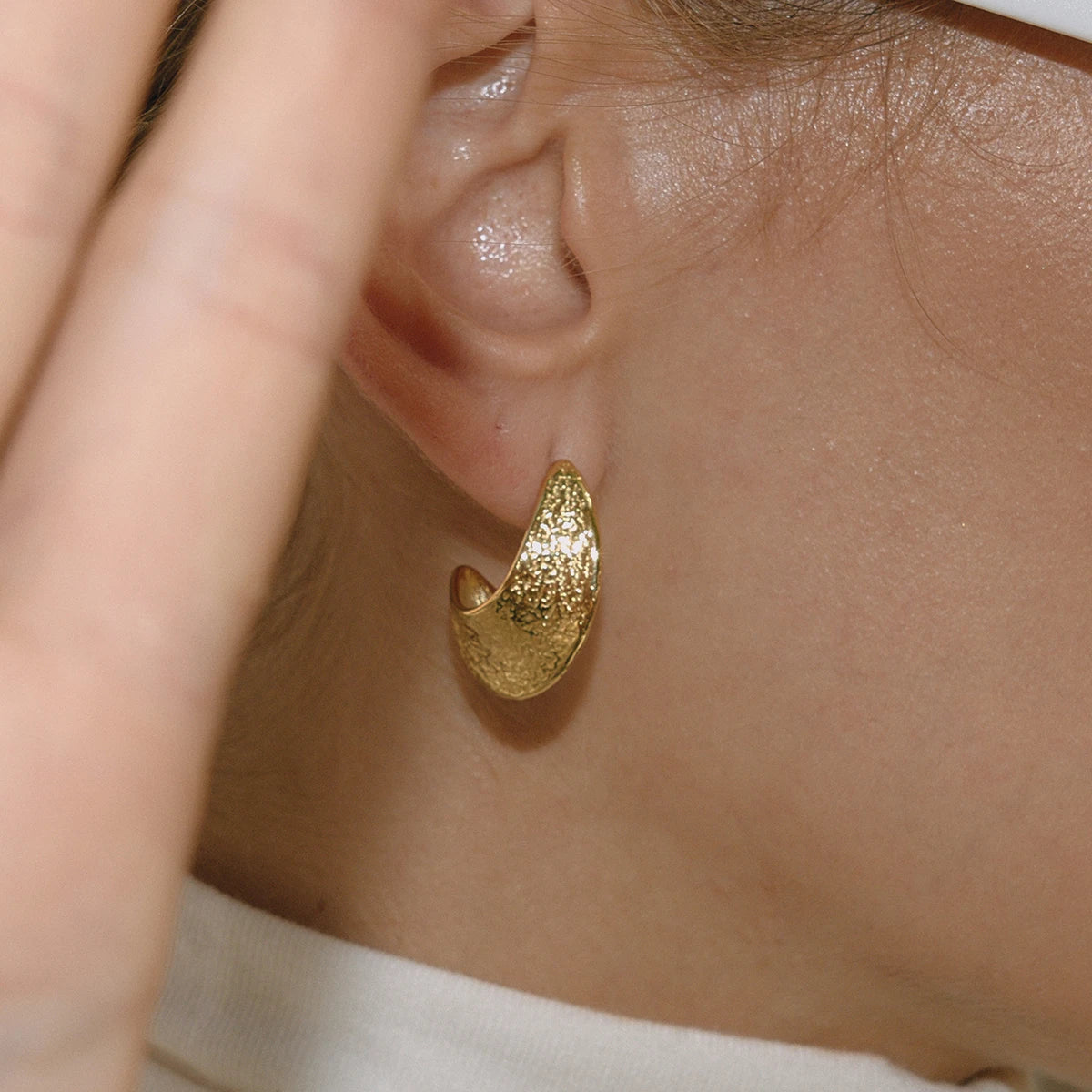 Uworld Simple Classic Hammer Oattern Hollow C-ring Chubby Ear studs 18K PVD Plated Stainless Steel Waterproof Jewelry