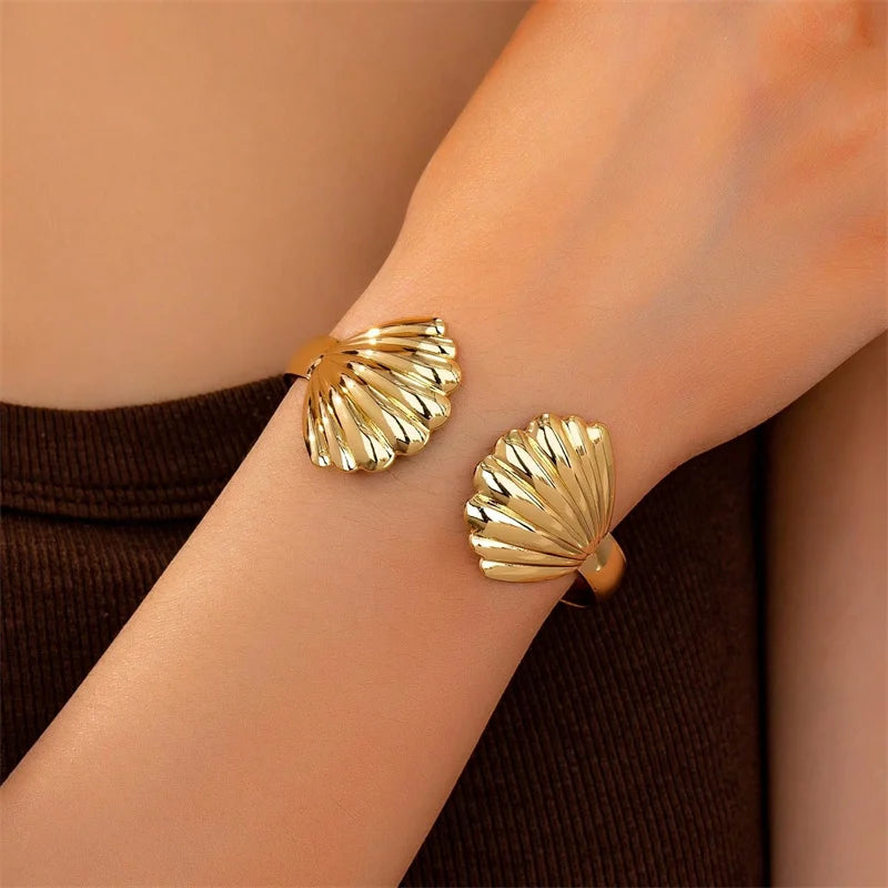 Bohemian Gold Color Metal Starfish Shell Cuff Bracelet Ring for Women European and American Style Beach Vacation Party Jewelry